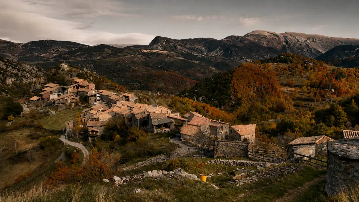 Vista del poble d’Ossera, a la vall de la Vansa, a l’Alt Urgell, envoltat de boscos i muntanyes del Prepirineu.