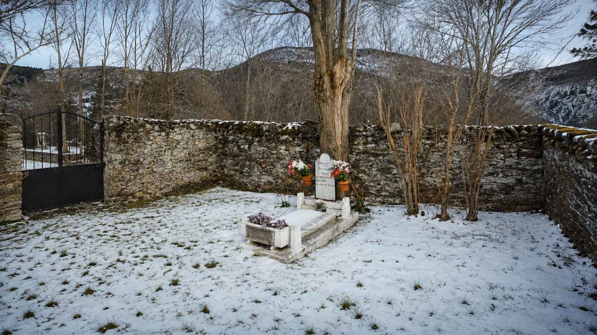 Cementiri civil de Teresa a Bausen, a la Val d’Aran, amb la seva única tomba envoltada per un mur de pedra i un paisatge nevat de muntanya