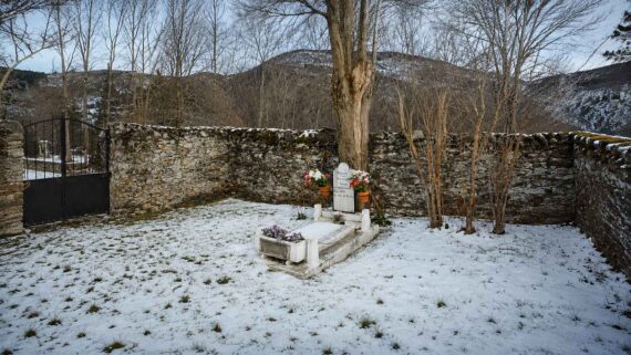 Cementiri civil de Teresa a Bausen, a la Val d’Aran, amb la seva única tomba envoltada per un mur de pedra i un paisatge nevat de muntanya
