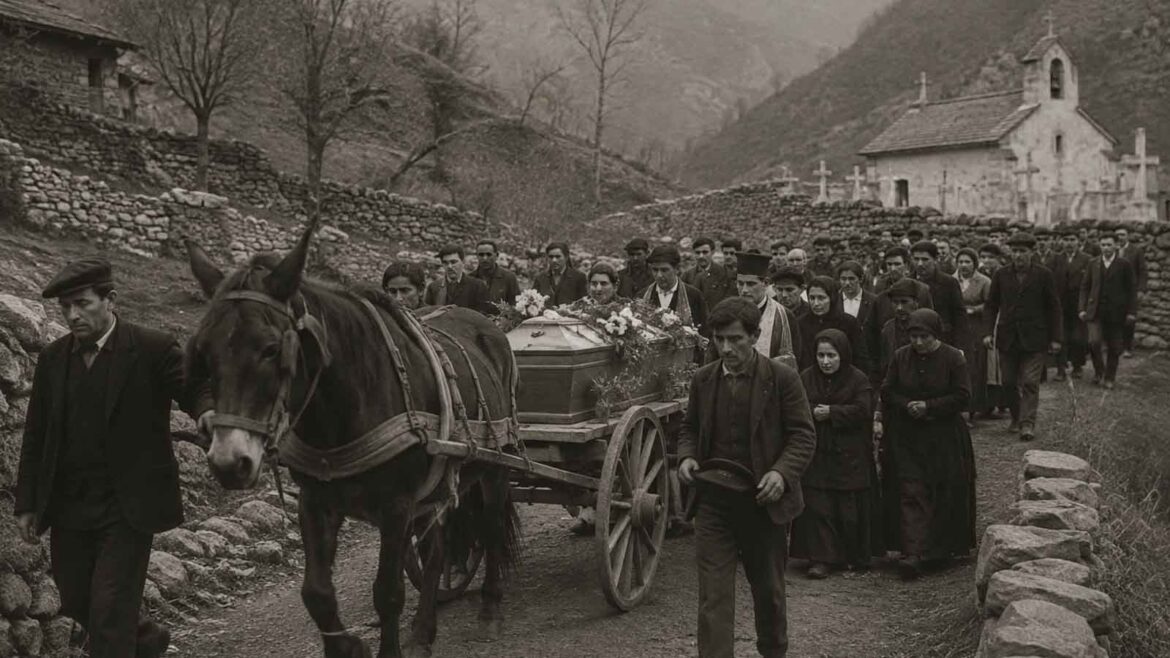 Recreació d’un enterrament rural als Pirineus a començaments del segle XX, amb un fèretre transportat en un carro tirat per un mul i acompanyat pel capellà, la família i els habitants del poble en direcció al cementiri.