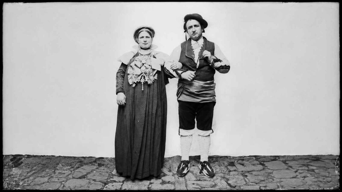 Matrimoni vestit amb indumentària tradicional pirinenca, fotografiat a la vall d’Ansó l’any 1910, en una imatge de Juli Soler i Santaló.