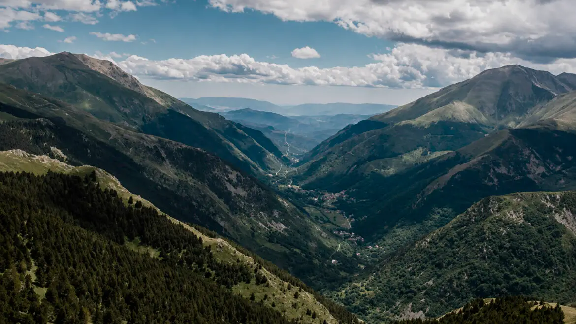 Solana i obaga a la Vall Fosca, amb el contrast de vegetació entre els dos vessants de la vall.