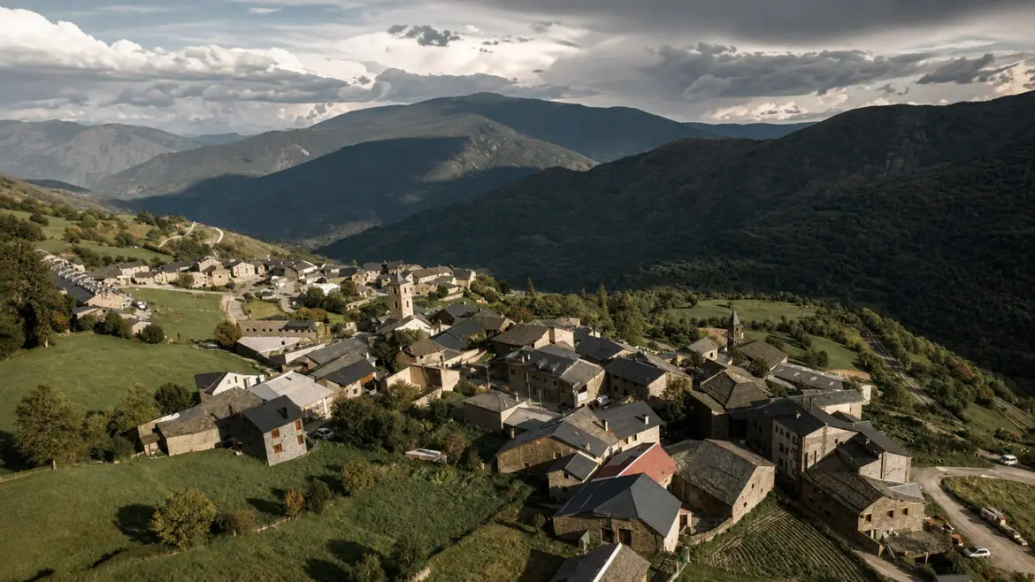 Llessui, a la Vall d’Àssua, envoltat de prats, petites parcel·les i boscos del paisatge pirinenc.