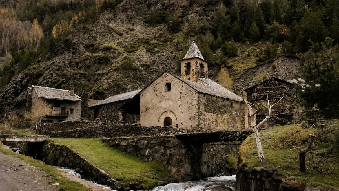 Església de Tor, al Pallars Sobirà, al costat del torrent que travessa el petit nucli de muntanya.