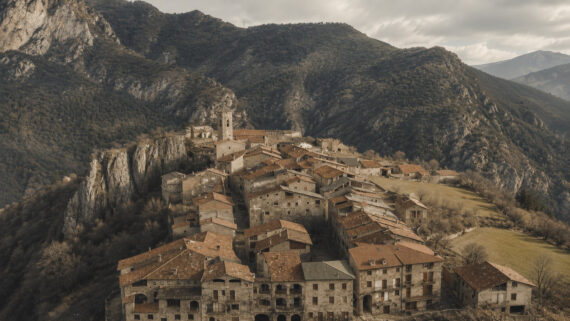 Per què els pobles dels Pirineus són tan petits i tan compactes?