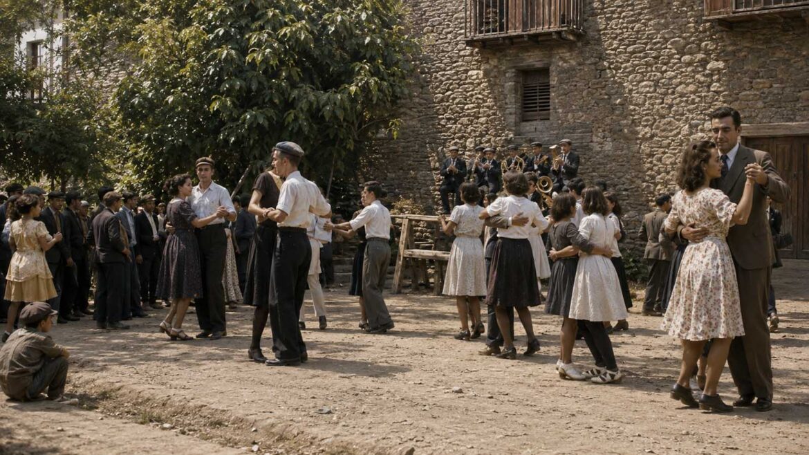 Recreació del ball de la Festa Major de Tírvia l’any 1935, amb parelles ballant davant d’una casa de pedra mentre els músics toquen i els veïns observen la festa.