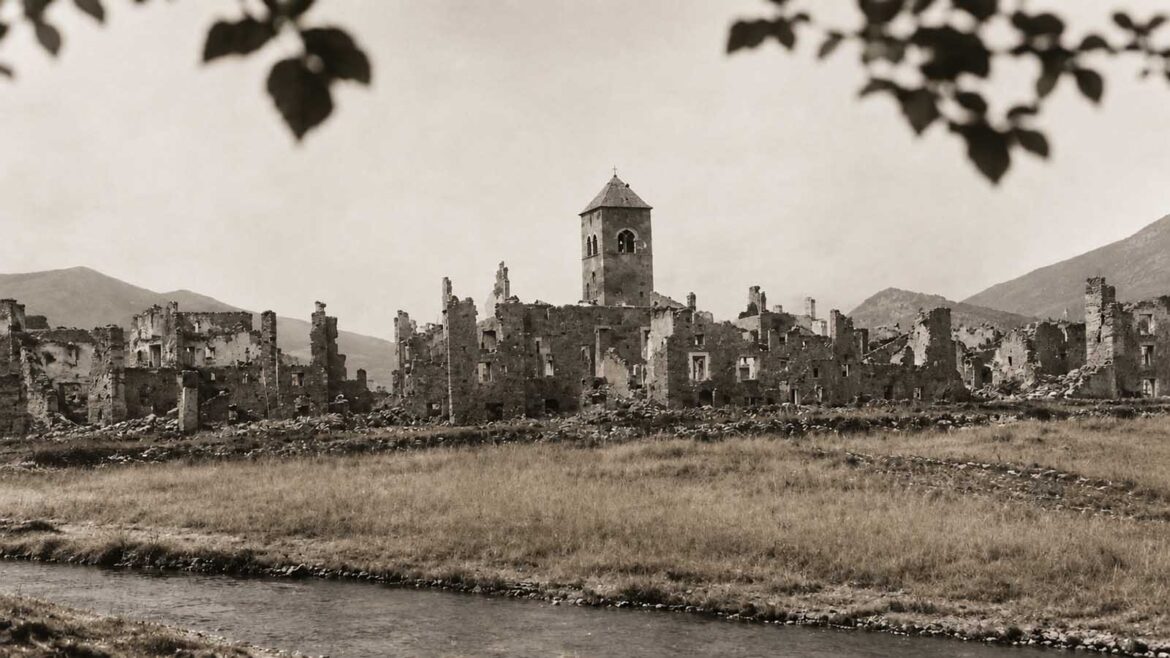 Recreació de Tírvia després de les destruccions de 1938, amb les cases en ruïnes i el campanar encara dempeus al centre del poble.
