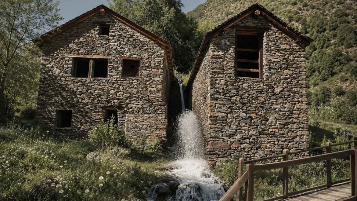 Serradora d’Àreu, a la Vall Ferrera, amb els edificis de pedra i el canal d’aigua que alimentava el mecanisme hidràulic utilitzat per serrar la fusta.