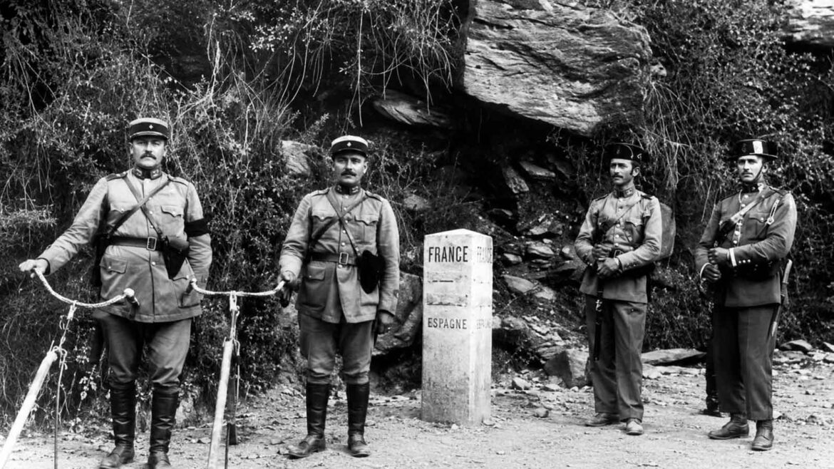 Gendarmes francesos i guàrdies civils espanyols reunits al punt fronterer de Pont de Rei, a la Val d’Aran, al costat d’una fita que assenyala la frontera entre França i Espanya.