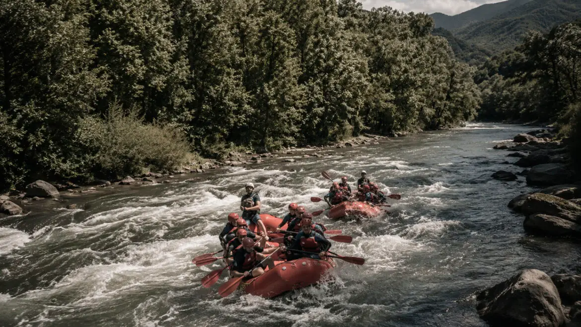 Dos grups practicant ràfting a les aigües braves de la Noguera Pallaresa, al Pallars Sobirà, envoltats de bosc i muntanya.