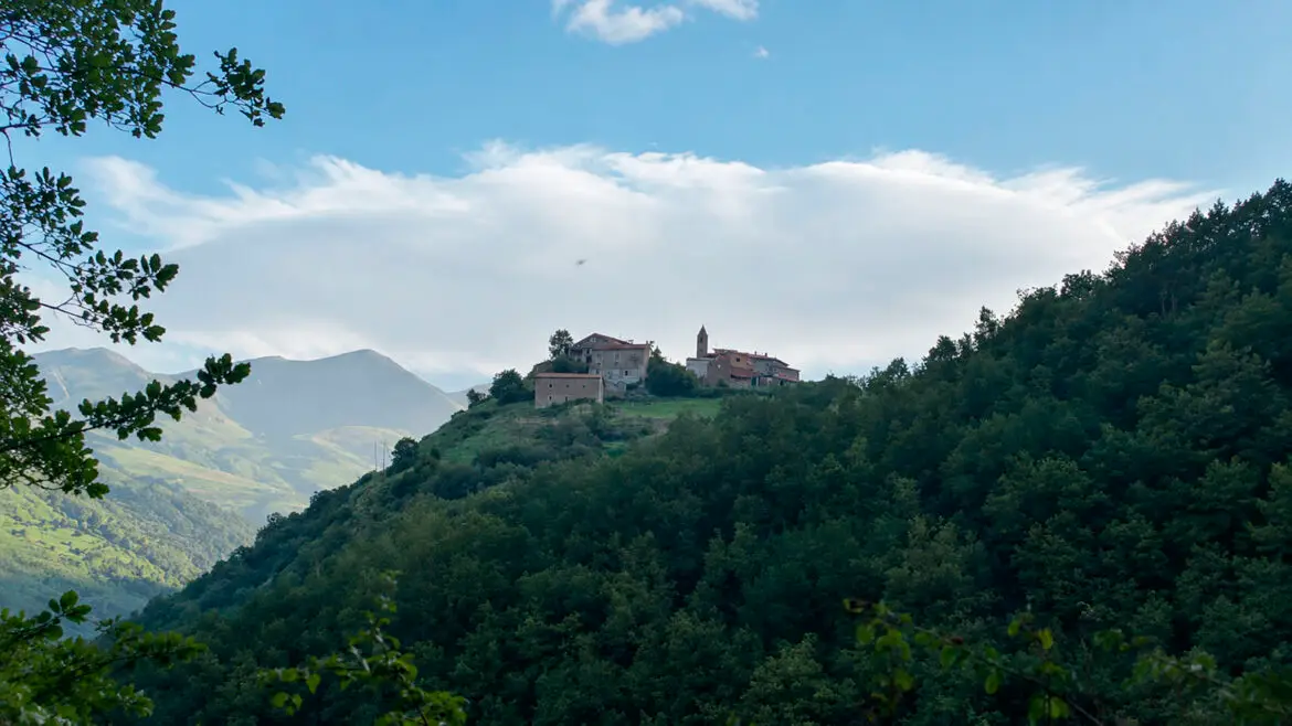 Vista de Beranui, a la Vall Fosca, un petit poble situat sobre un vessant de muntanya i envoltat de boscos.