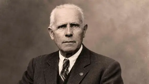 Retrat de Josep Castells i Bigorra, mestre de Vilamolat de Mur, vestit amb americana, camisa i corbata.
