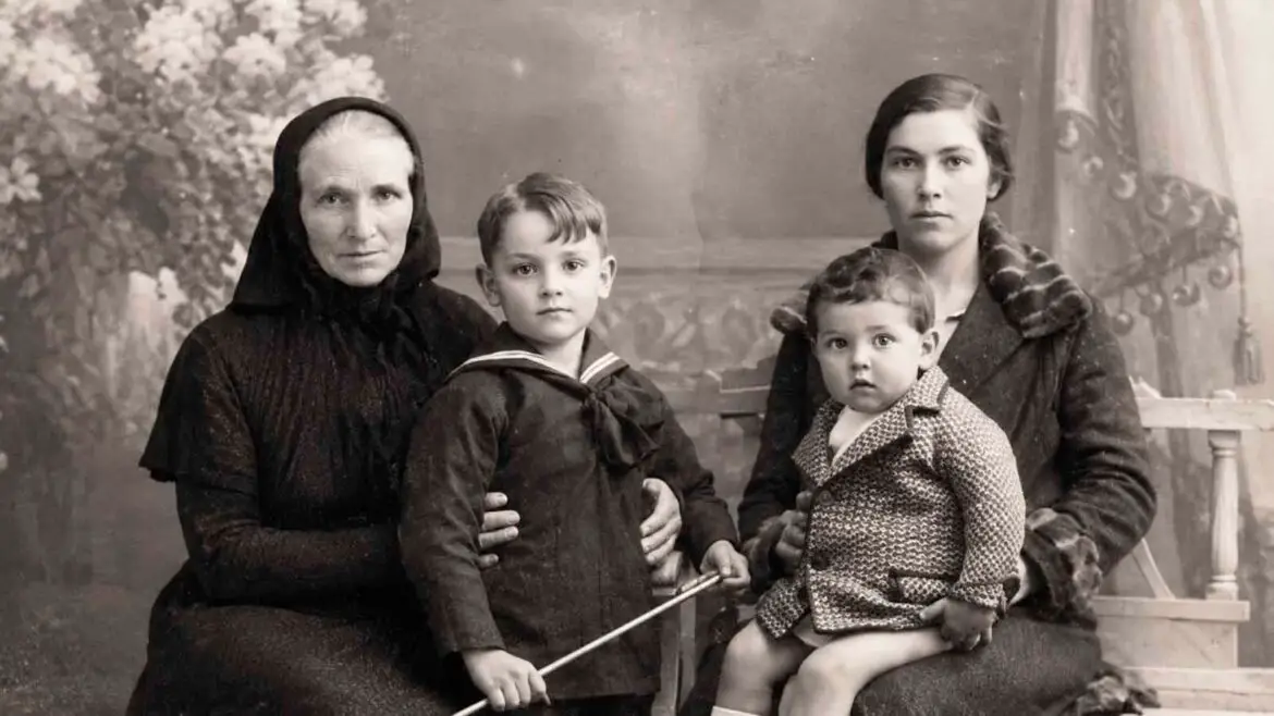 Família de Casa Masiana, amb tres generacions de la mateixa casa retratades cap al 1940: la padrina, la seva filla Rosa Aldosa Granja i els nets Manel i Ernest Fontich Aldosa.