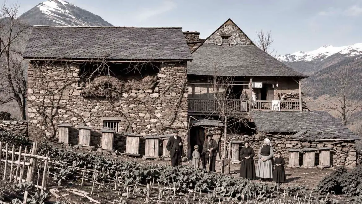 Casa Fusté de Sorpe, al Pallars Sobirà, amb l’habitatge, la borda, les arnes i l’hort, en una recreació editorial basada en una fotografia de cap al 1900.
