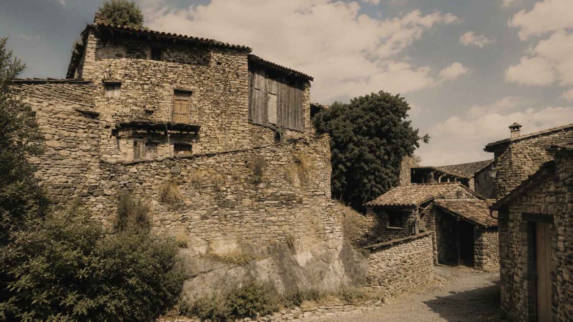 Cases tradicionals de pedra a Llessui, a la Vall d’Àssua, al municipi de Sort i a la comarca del Pallars Sobirà, amb construccions agrupades al voltant d’un carrer del poble.