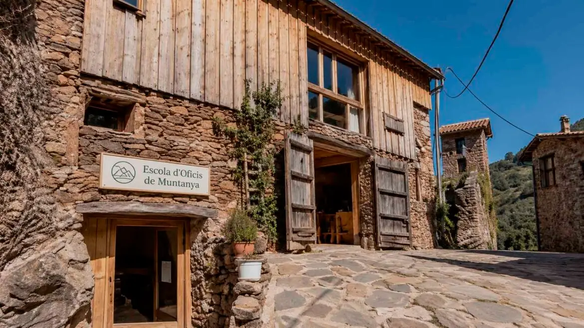 Façana de l’Escola d’Oficis de Muntanya d’Envall, a la Vall Fosca, instal·lada en una antiga construcció de pedra i fusta recuperada per acollir nous usos.